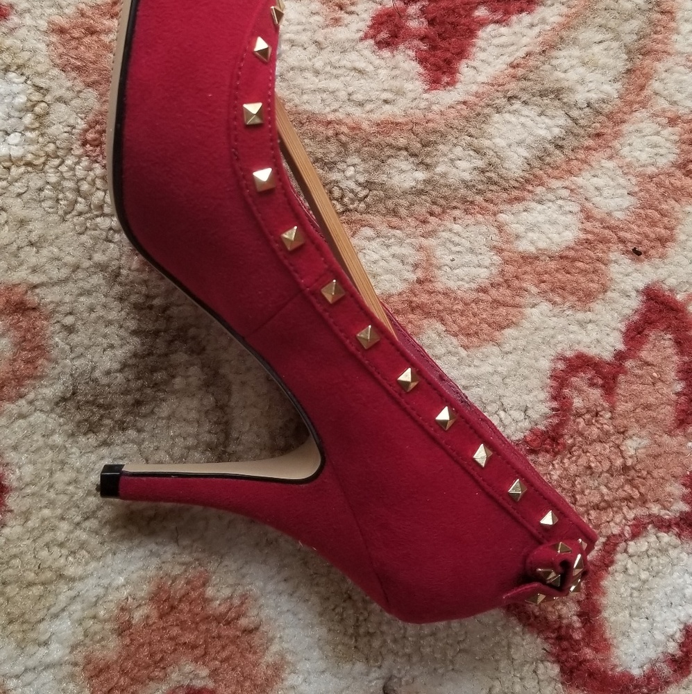 Elle Elkairired Gold Studded Red Suede Pump